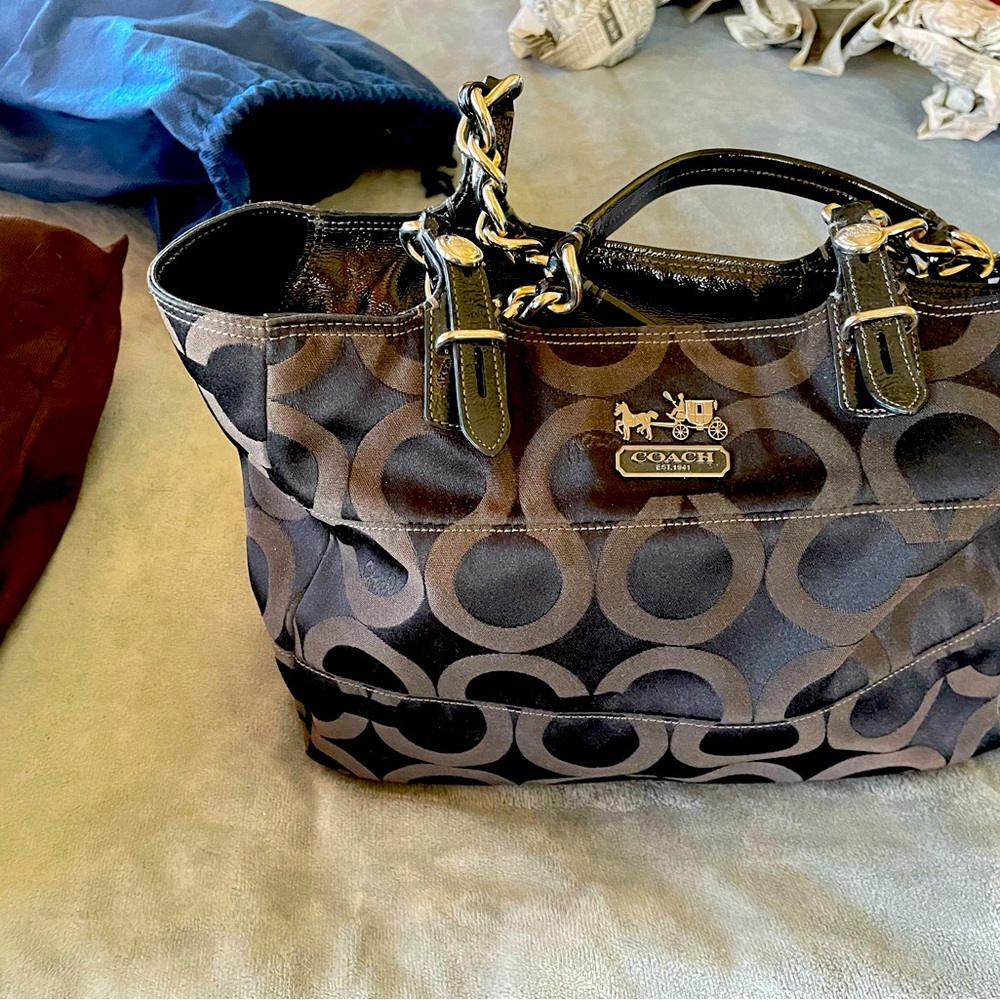 Coach shoulder bag with small stitch to the handle